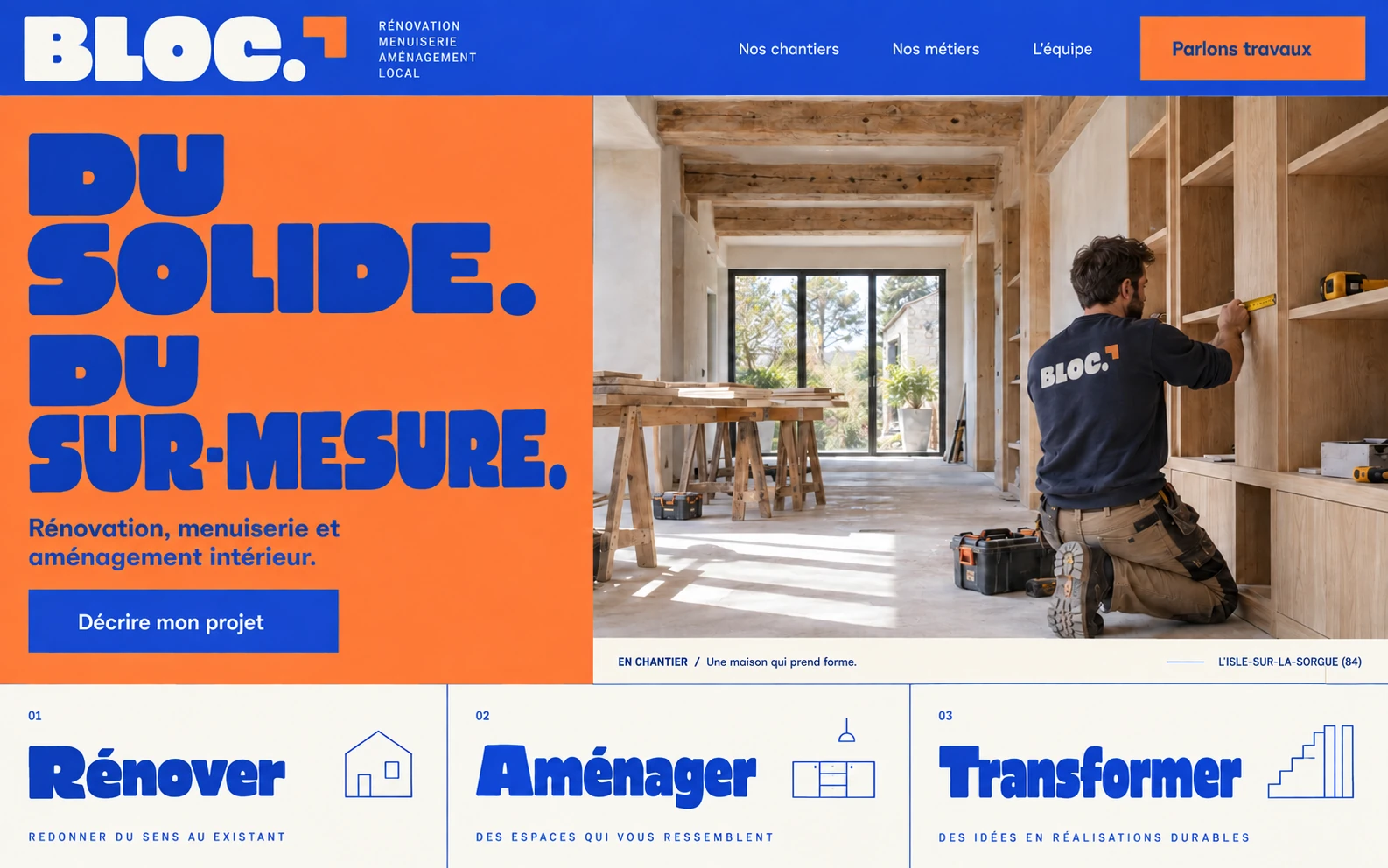 Accueil de BLOC. : lettres épaisses bleu cobalt, blocs orange et photographie d’un chantier de menuiserie.