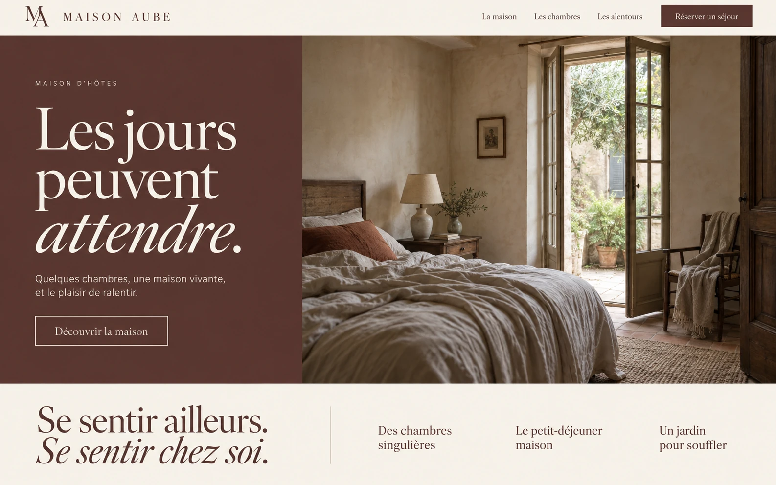 Accueil de Maison Aube : typographie Statement Serif, tons ivoire et brun chaud, grande photographie d’une chambre à la lumière naturelle.