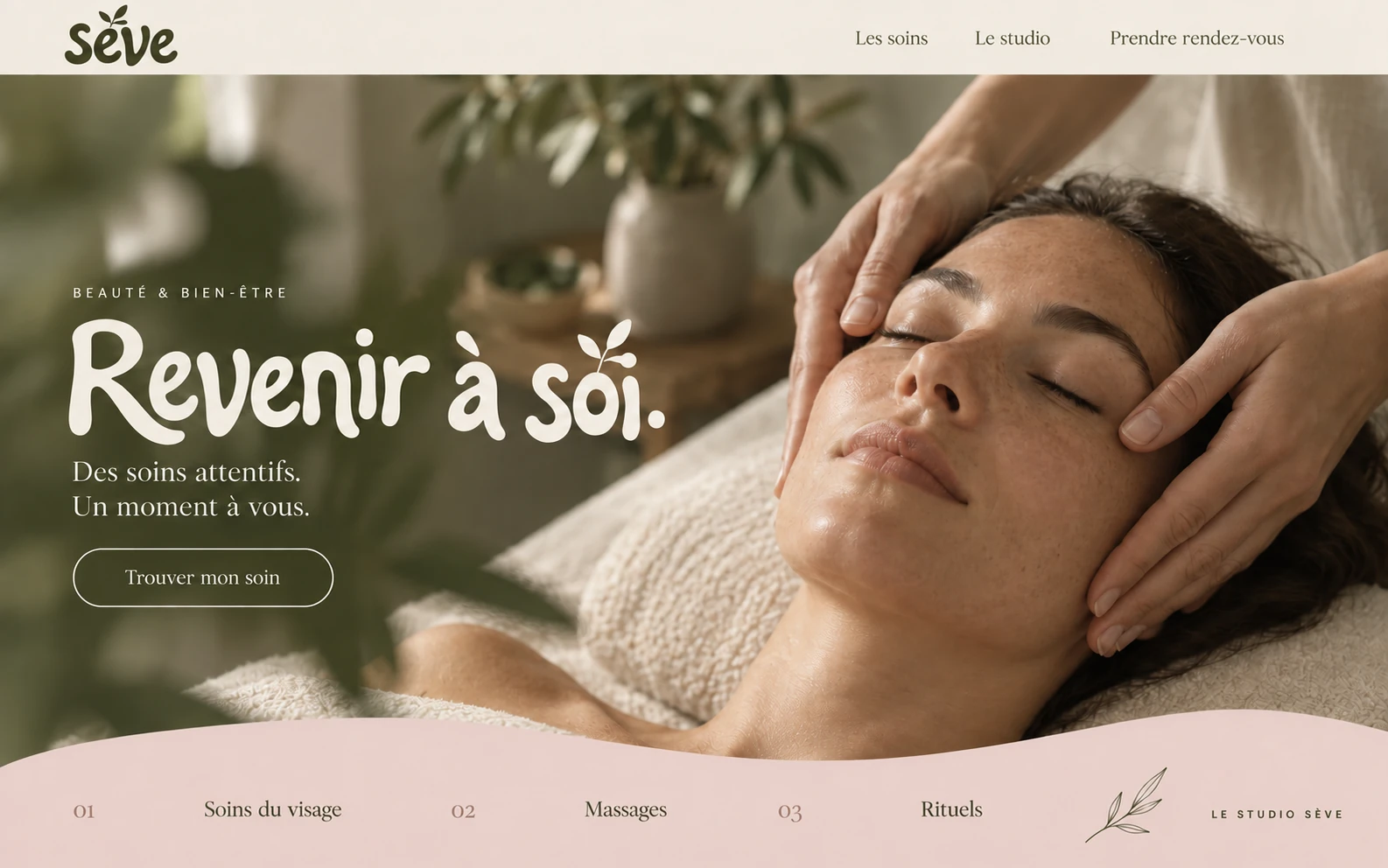 Accueil de Sève : lettrage aux courbes végétales et soin du visage dans des tons sauge et rose poudré.